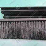 Щетка безопасности эскалатора, KONE, L - 1800 мм, с черным пластиковым держателем, изогнутая, левая, верхняя входная площадка